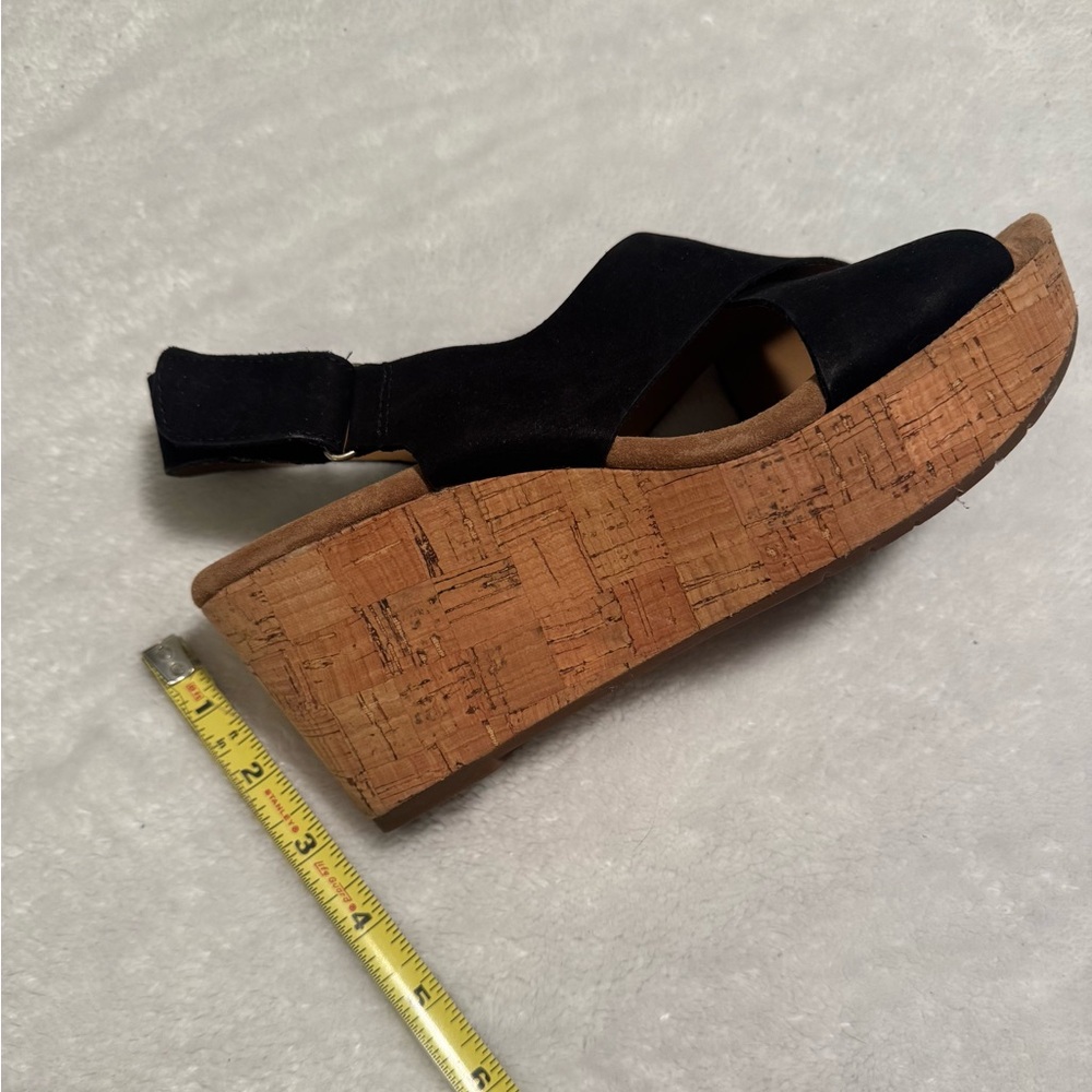 Clarks Women's Black and Tan Sandals - Picture 11 of 11